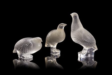 Lalique. Gruppo di tre sculture a tutto tondo raffiguranti pernici in vetro sof