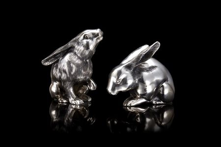 Coppia di sculture in argento raffiguranti lepri di dimensioni differenti. Tito