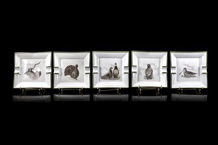 Cinque posacenere in porcellana decorati in policromia da figure di animali dif