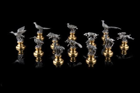 Dodici segnaposto in argento sormontati da animali differenti a tutto tondo. Ti
