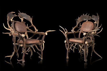 Coppia di poltrone con struttura formata da corna di alce e di cervo. Foresta N