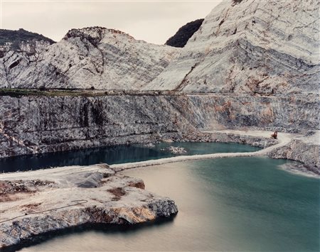 Naoya Hatakeyama (1958)  - Lime Hills, dalla serie "Quarry", 1988