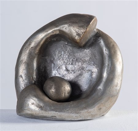 LEONETTA MARCOTULLI (Roma 1929) "Maternità". Scultura in ferro. Cm 18,5x20x9....