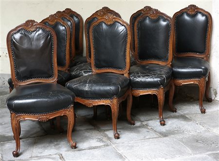 N. 10 sedie intagliate, con rivestimento in pelle. Legno e pelle. .