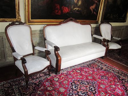 N. 1 divano e n. 2 poltrone rivestite in pelle bianca. Legno e pelle. .