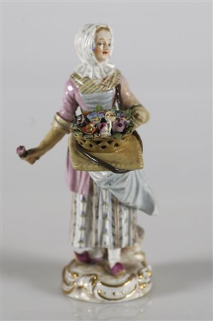 MANIFATTURA DEL XX SECOLO Donna con cesto di fiori. Ceramica Capo di Monte....