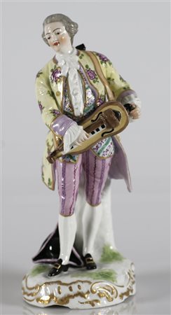 MANIFATTURA DEL XX SECOLO Gentiluomo con strumento musicale. Ceramica. Cm 22,00.