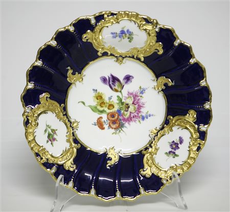 MANIFATTURA DEL XX SECOLO Centrotavola con decorazioni floreali. Ceramica. ....