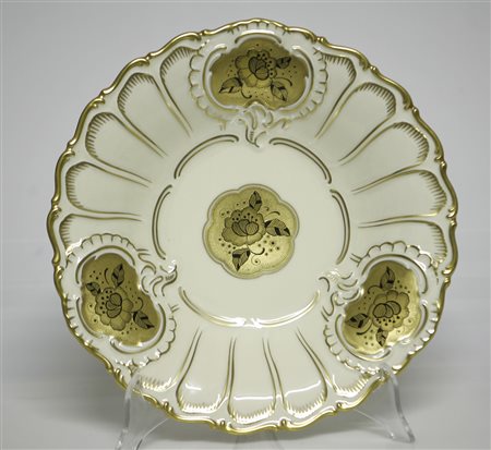 MANIFATTURA DEL XX SECOLO Centrotavola con decorazioni floreali dorate....