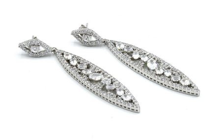 ORECCHINI PENDENTI MODELLATI A FOGLIA in argento 925, con fila di zirconi...