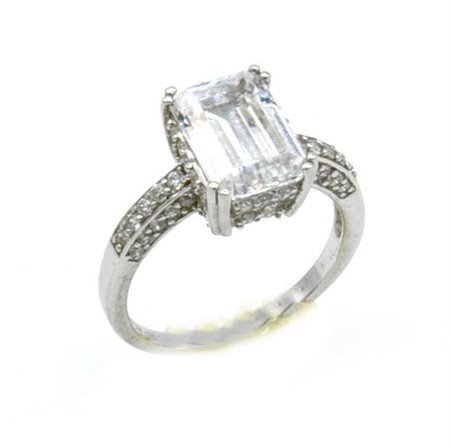 ANELLO CON ZIRCONE DI FORMA RETTANGOLARE in argento 925 con al centro grande...