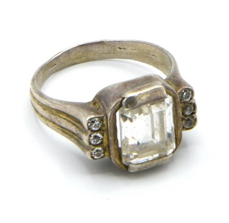 ANELLO IN ARGENTO CON ZIRCONE RETTANGOLARE INCORNICATO DA PICCOLI ZIRCONI...