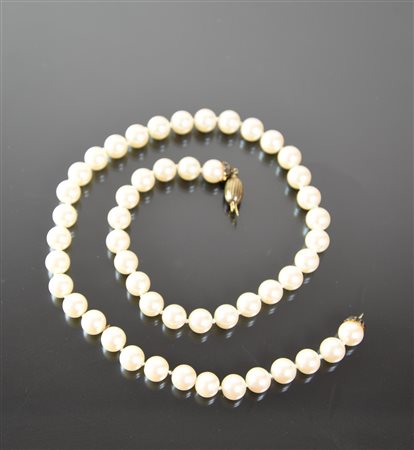 COLLANA DI PERLE realizzata ad un filo di perle imitazione, diametro mm 9,50,...