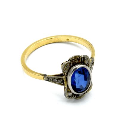 ANELLO CON ZAFFIRO in oro giallo e bianco 14 kt con zaffiro ovale al centro...