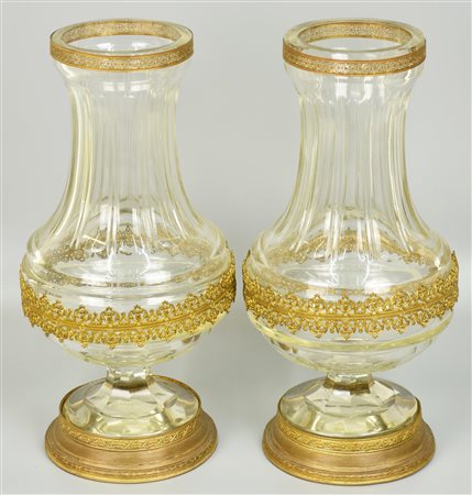 COPPIA DI VASI coppia di vasi in cristallo e ormolu h 37 cm Francia, Carlo X...