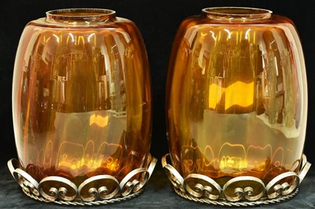 COPPIA DI LUCERNE coppia di lucerne in vetro giallo arancio con base in ferro...