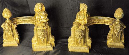 COPPIA DI ALARI SUL TEMA DELLA SFINGE IN STILE II IMPERO Bronzo dorato, metà...