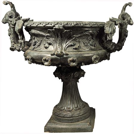 DUE FIORIERE CON ANSE CULMINANTI IN TESTE DI ARIETI Produzione industriale...