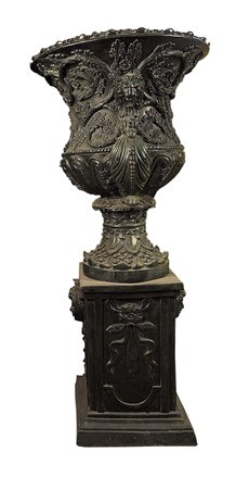 DUE FIORIERE CON ANSE CULMINANTI IN TESTE DI LEONI Produzione industriale...