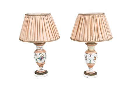 Coppia di lumi in porcellana bianca e rosa