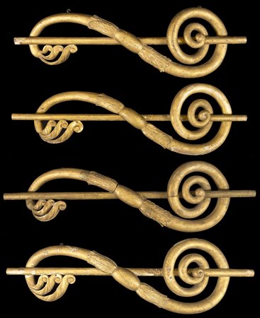Quattro antichi fregi in legno intagliato e dorato