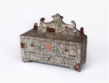 Calamaio in legno rivestito da placchette in madreperla con croce di Gerusalemme, metà del XIX secolo