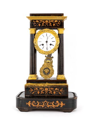 Pendola a portico in legno dipinto e intarsiato, XIX secolo