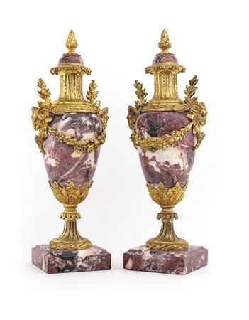 Coppia di vasi ornamentali in marmo rosso di Cottanello e bronzo dorato, XX secolo
