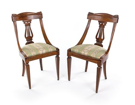 Coppia di sedie a gondola in noce, inizi del XX secolo