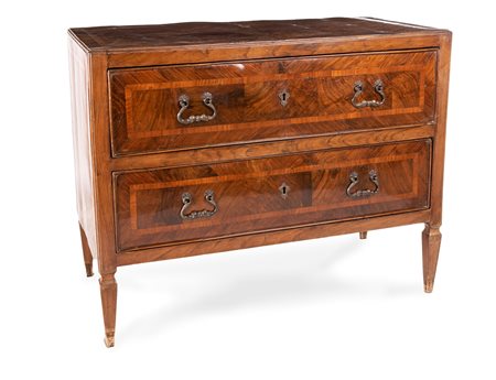 Cassettone in noce con filettature in ciliegio, fine del XVIII secolo