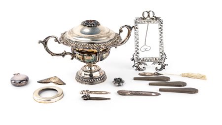 Antica zuccheriera biansata in argento con coperchio