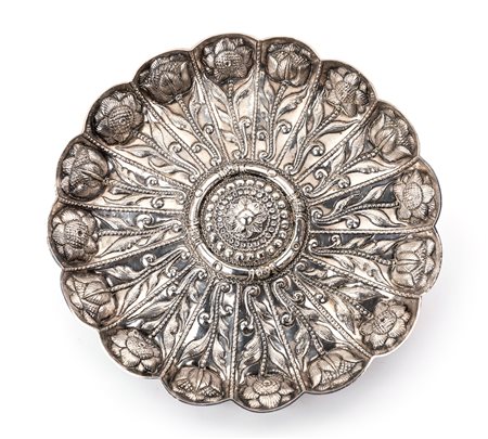 Centrotavola in argento sbalzato