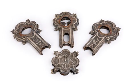 Lotto composto da tre terminali da croce in argento ed un raccordo centrale con incisione, fine del XVII/inizi del XVIII secolo