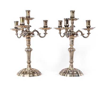 Coppia di candelabri in argento a doppio uso, Milano, bollo del Fascio