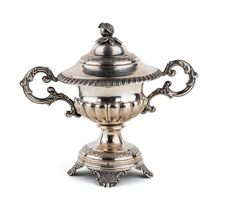 Zuccheriera biansata in argento con coperchio, Francia, XIX secolo