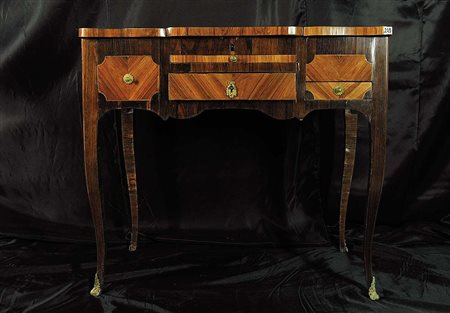 TOLETTA IN STILE LUIGI XV INTARSIATO CON TEMI DI PAESAGGIO Produzione...