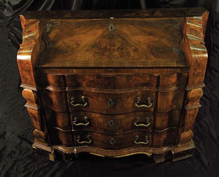 CASSETTONE A RIBALTA BOMBATO Lombardia Veneto, XVIII secolo Noce lastronato...