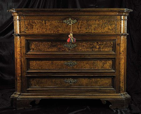 CASSETTONE CON RIBALTA Emilia o Lombardia, XVIII secolo (?) Noce lastronato...