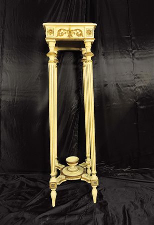 MOBILETTO A COLONNA STILE LUIGI XVI Produzione recente Legno dipinto e dorato...