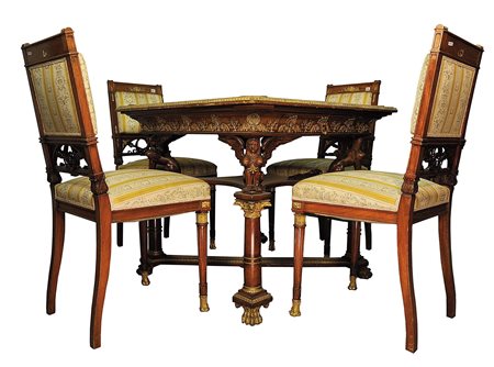 TAVOLO DA GIOCO E QUATTRO SEDIE IN STILE I IMPERO Produzione francese, XIX...