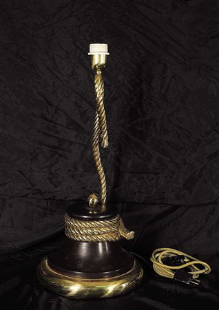 LAMPADA NAUTICA DA TAVOLO Produzione inglese (?), fine del XX secolo Metallo,...