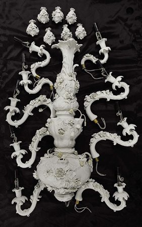 LAMPADARIO DECORATO CON ROSE Porcellana Corpo centrale: 73x24,5 cm. (hxd)...