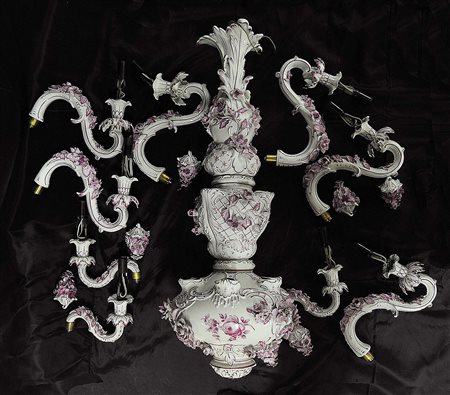 LAMPADARIO ROSA E BIANCO CON DECORI FLOREALI Porcellana Corpo centrale: 76x30...