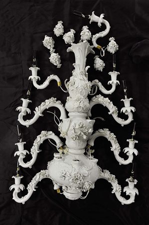 LAMPADARIO CON DECORI FLOREALI Porcellana Corpo centrale: 77x24,5 cm. (hxd)...