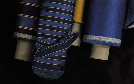 QUATTRO ROTOLI DI SETA I rotolo 145x950 cm.* II rotolo 150x958 cm.* III...