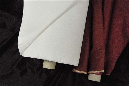 UN ROTOLO DI VILPELLE E DUE ROTOLI DI SETA I rotolo 143 cm in altezza, raggio...