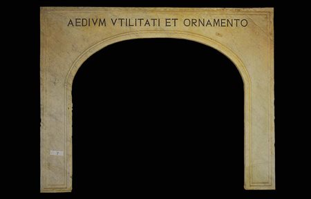 PORTALE. PORZIONE SUPERIORE Pietra, 149x190 cm. Produzione moderna...