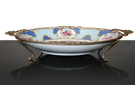 Alzatina in porcellana da Limoges con bordatura e piedi in ottone dorato, First half of °e 20° Secolo