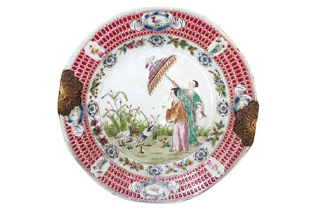 Piatto nei toni del rosa con scena familiare cinese , XVIII