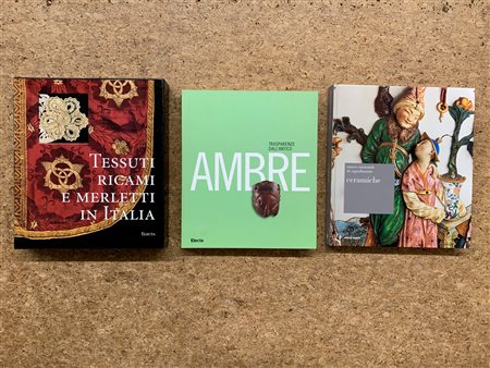 CERAMICHE, AMBRE E TESSUTI, RICAMI E MERLETTI - Lotto unico di 3 cataloghi
